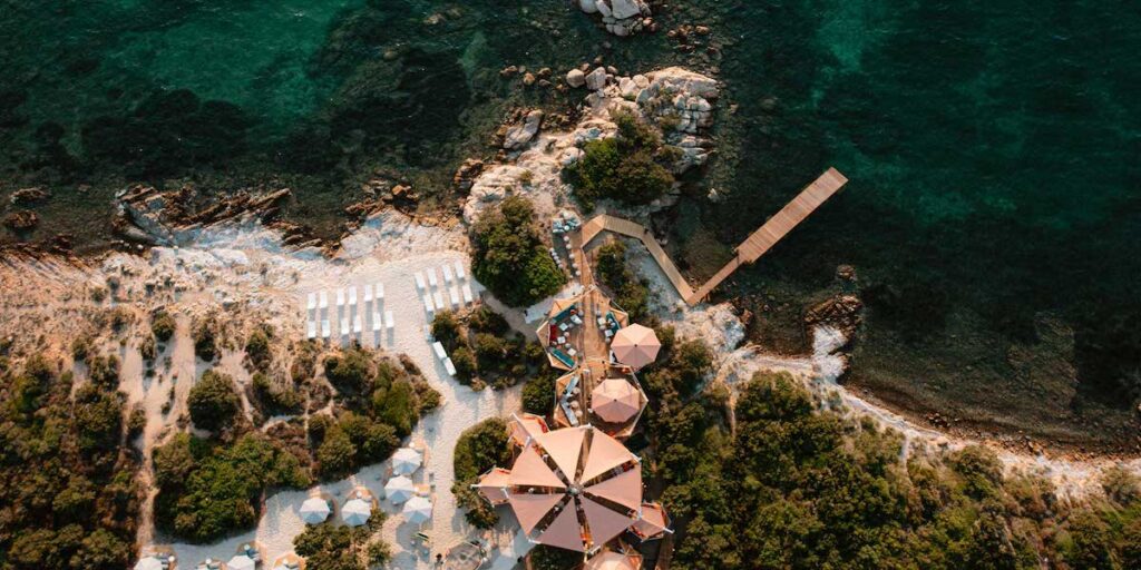 Cone Beach Club Baja Sardinia 2026: Prices, Menu & Reservations